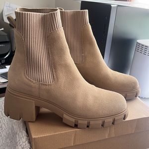 Steve Madden barely worn: bring a rugged yet chic appeal to your fall look!